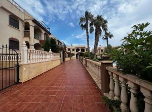 przejście prowadzące do domu z palmami w obiekcie Casa de Holm w mieście Torrevieja