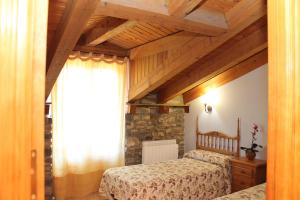 a bedroom with two beds and a window at Apartamentos Clavería in Biniés