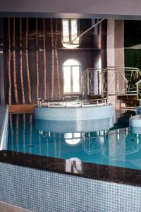 Bazén v ubytování Jarzębinowy Resort & SPA nebo v jeho okolí