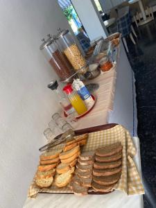 een tafel met een bord brood en toast bij Hotel Dellis in Kamena Vourla