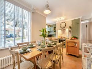 een keuken en eetkamer met een tafel en stoelen bij Seashells Peasholm in Scarborough