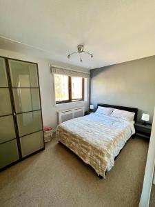 เตียงในห้องที่ Charming and Spacious 1-Bedroom Flat in Hampstead