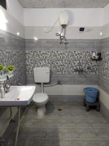 La salle de bains est pourvue de toilettes et d'un lavabo. dans l'établissement Vrinda Garden, à Varanasi