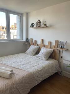 a bedroom with a bed and a window at Studio cosy rue Alexander Taylor, Wifi, 2 pers in Pau