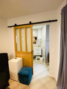 una camera con una porta con uno sgabello blu e un bagno di Très bel appartement Cauterets centre 6 places a Cauterets
