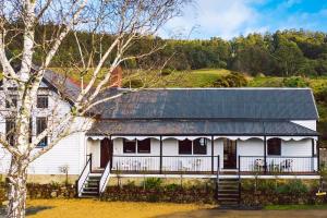 a white house with a metal roof at Convent Franklin - Alice Catherine Unit in Franklin