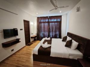Televiisor ja/või meelelahutuskeskus majutusasutuses Hotel NT Grand Yercaud