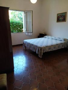um quarto com 2 camas e uma janela em La Caletta Casa vacanza em La Caletta