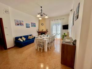 een woonkamer met een tafel en een blauwe bank bij Tenuta Donna Giovanna in Maiori
