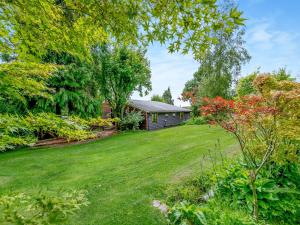 einen Garten mit einem Haus im Hintergrund in der Unterkunft Eeyores House - Uk43487 in Aldington