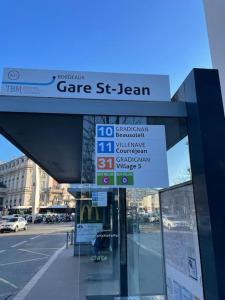 um sinal para uma equipa de cuidados numa rua da cidade em Appartement cozy à 100m de la gare Saint Jean em Bordeaux