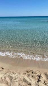 Blick auf das Meer mit Sand und Wasser in der Unterkunft Sonia’s sea house in San Pietro in Bevagna