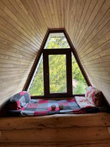 uma cama num pequeno quarto com uma janela em Lavender House em Slavske