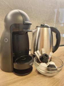 シビウにあるCentral House Sevenのテーブルの上にコーヒーメーカーが備わります。 +31枚の写真