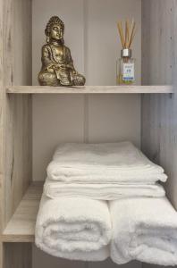 シビウにあるCentral House Sevenのタオル棚、仏像