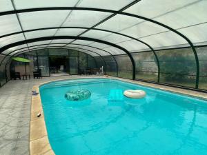 einen großen Pool mit gewölbter Decke in der Unterkunft Studio du Puits sainte Claire in Courçon