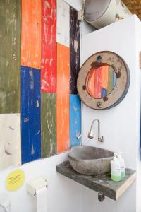 ein Badezimmer mit einem Steinwaschbecken und einem Spiegel in der Unterkunft Good Karma Yogyakarta in Yogyakarta
