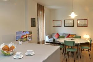 a kitchen and living room with a table and chairs at Ancora Suites in Bardolino