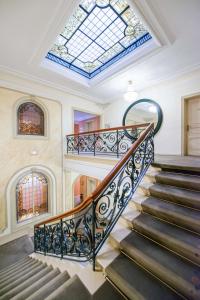 un escalier décoré dans un bâtiment avec lucarne dans l'établissement Hôtel Régent Contades, à Strasbourg