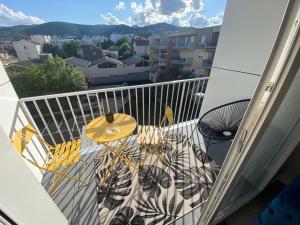 Appart T2 avec parking, loggia, vue Puy de Dôme的阳台或露台