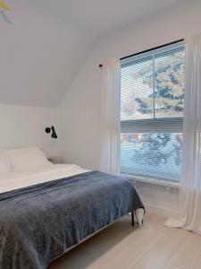 מיטה או מיטות בחדר ב-Anchorage Downtown Studio:Near Attractions, Ideal for Solo/Couples