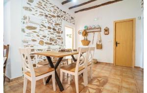 una cucina e una sala da pranzo con tavolo e sedie di Cozy Home In Adra With House A Mountain View ad Adra