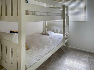 Двох'ярусне ліжко або двоярусні ліжка в номері Skylark Chalet