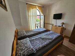 1 dormitorio con 2 camas y ventana en Aleks Sobe, en Banja Koviljača