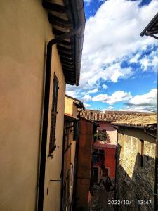 una vista de un callejón entre dos edificios en Casa Marianna - Centro storico, en Foligno