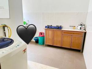 een keuken met een hart dat uit de deur steekt bij CikSiti homestay02 in Kajang