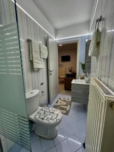 Bilik mandi di cozy minimal apartment