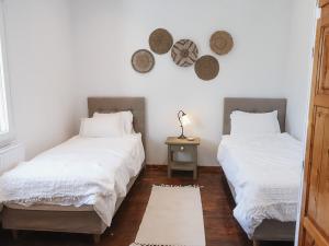 The Mykonos House - Newly Renovated Villa Near Town房間的床