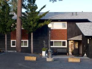 una casa con un lampione davanti di Sierra Blue Hotel & Swim Club a Big Bear Lake
