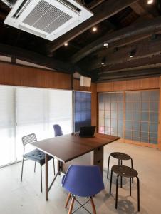 een kantoor met een tafel en stoelen en een laptop bij Oto Iro Riva HOUSE - Vacation STAY 18694v in Kure