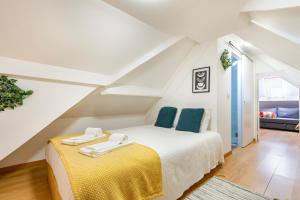 1 dormitorio con 1 cama con manta amarilla en Beach House Leça Beach Surf - by Guest SPA en Leça da Palmeira
