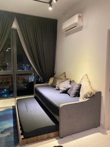 1 cama en una habitación junto a una ventana en Niks Troika Homestay, en Kota Bharu
