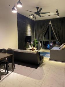 sala de estar con sofá y ventilador de techo en Niks Troika Homestay, en Kota Bharu