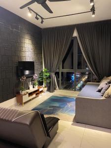1 dormitorio con 1 cama, TV y sofá en Niks Troika Homestay, en Kota Bharu
