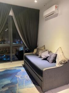Un dormitorio con una cama con almohadas. en Niks Troika Homestay, en Kota Bharu