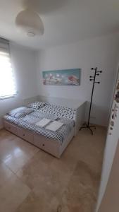 een slaapkamer met een bed in een witte kamer bij Appartement premium T3 résidence piscine in La Croix-Valmer