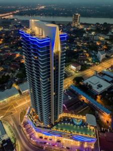 un gran edificio con luces azules en una ciudad en Niks Troika Homestay, en Kota Bharu