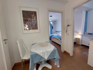 a small room with a table and a bed at Casa di Sofia in Castellana Grotte