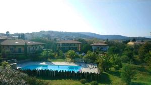 - une vue aérienne sur un complexe avec une piscine dans l'établissement Appartement premium T3 résidence piscine, à La Croix-Valmer