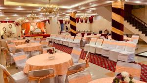 Posezení v ubytování Kashish Residency and Banquet