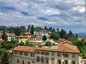 Blick auf eine Stadt mit Häusern und Bäumen in der Unterkunft Attico Panoramico Firenze in Florenz