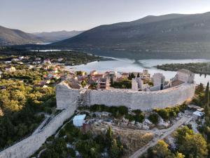 - une vue aérienne sur un château et une ville dans l'établissement Bougainvillea, à Ston