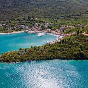 uma vista aérea de uma pequena ilha na água em Bougainvillea em Ston