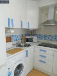 uma cozinha com um lavatório e uma máquina de lavar roupa em BLUE 470 em Isla Cristina