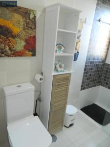 uma casa de banho com um WC branco e um chuveiro em BLUE 470 em Isla Cristina