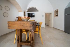 a kitchen and dining room with a table and chairs at CASA ALEF in Manduria